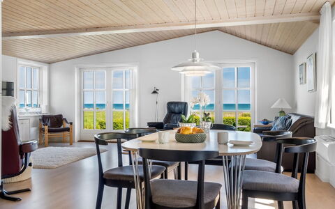 Welma - 200M from the Sea: Mobilia, Interior Design, Pavimentazione, Tavolo, Legna, Pavimento, Sedia, Soffitto, Cucina & Sala Da Pranzo Tavolo, Sala Da Pranzo