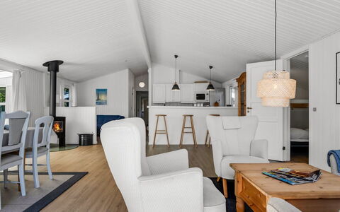 Balthasar - 400M from the Sea: Mobilia, Interior Design, Legna, Pavimentazione, Soffitto, Pavimento, Casa, Sedia, Divano, Soggiorno
