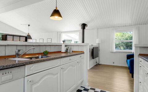 Balthasar - 400M from the Sea: Pavimentazione, Cucina, Legna, Interior Design, Controsoffitto, Pavimento, Soffitto, Cabinetry, Apparecchio Major, Elettrodomestico Da Cucina