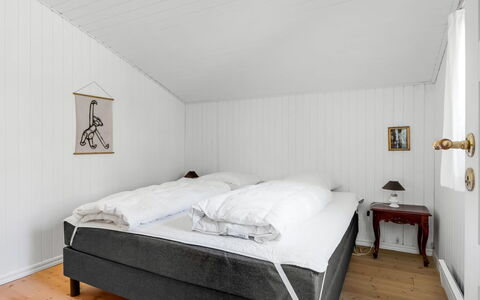 Balthasar - 400M from the Sea: Camera Da Letto, Letto, Bedding, Lenzuolo, Pavimento, Pavimentazione, Biancheria, Casa, Telaio Del Letto, Soffitto