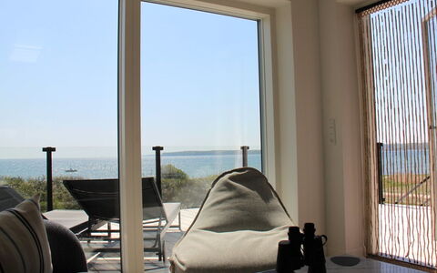Valia - 20M from the Sea: Mobilia, Interior Design, Pavimento, Pavimentazione, Illuminazione, Casa, Sedia, Bicchiere, Camera, Soggiorno