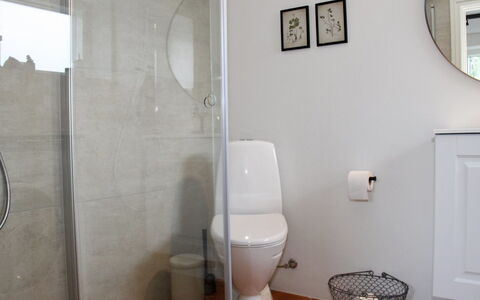 Valia - 20M from the Sea: Toilet Seat, Bagno, Gabinetto, Pavimentazione, Parete, Idraulico Fixture, Pavimento, Interior Design, Idraulico, Illuminazione