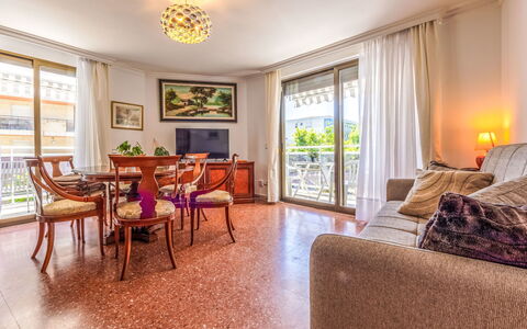 Salou 623: Appartamento, Balcone, Condominio, Sedia, Mobili Da Esterno, Portico, Shade, Pianta Della Casa, Vaso Di Fiori, Corrimano