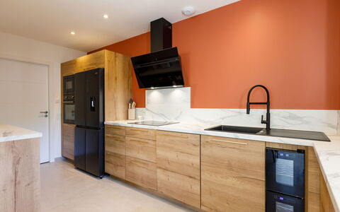 Ohana: Mobilia, Pavimentazione, Cabinetry, Controsoffitto, Interior Design, Legna, Cucina, Pavimento, Elettrodomestico Da Cucina, Pavimento In Legno