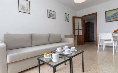 Olivier: Tavolo, Mobilia, Cornice, Divano, Interior Design, Divano Letto, Architettura, Soggiorno, Pavimento, Comfort