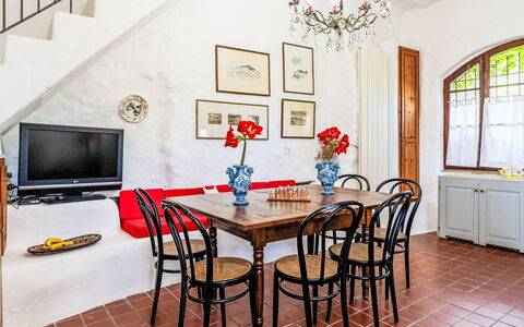 Sul Cammino: Mobilia, Interior Design, Tavolo, Pavimentazione, Sala Da Pranzo, Cucina & Sala Da Pranzo Tavolo, Sedia, Camera, Illuminazione, Pavimento