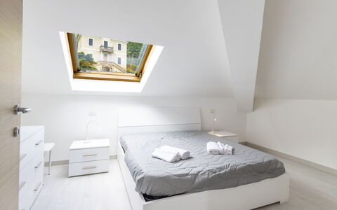 Meina 150: Camera Da Letto, Letto, Mobilia, Interior Design, Legna, Soffitto, Pavimento, Pavimentazione, Bedding, Lenzuolo