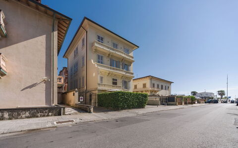 Appartamento Brezza Marina: Costruzione, Finestra, Zona Residenziale, Quartiere, Asfalto, Appartamento, Casa, Insediamento Umano, Urban Design, Sobborgo