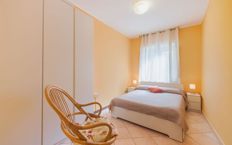 Appartamento Brezza Marina: Interior Design, Mobilia, Pavimento, Pavimentazione, Letto, Camera Da Letto, Legna, Camera, Soffitto, Lenzuolo