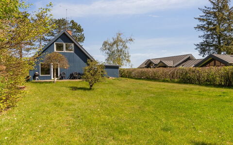 Naina - 200M from the Sea: Blu, Arbusto, Villetta, Groundcover, Giardino, Estate, Shade, Landscaping, Agriturismo, Eco Hotel