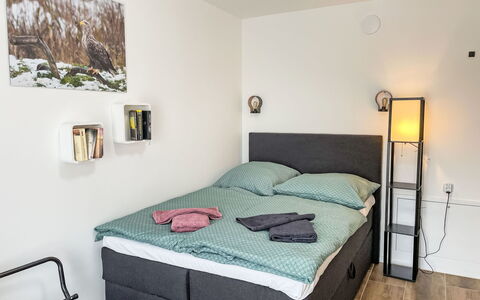 Der Kleine Kranich: Mobilia, Camera Da Letto, Letto, Interior Design, Pavimentazione, Lenzuolo, Bedding, Pavimento, Camera, Telaio Del Letto