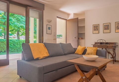 Casa Carla: Mobilia, Interior Design, Pavimentazione, Divano, Pavimento, Legna, Tavolo, Camera, Soggiorno, Pavimento In Legno