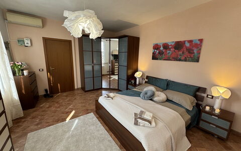 Anna: Mobilia, Letto, Interior Design, Camera Da Letto, Pavimentazione, Pavimento, Lenzuolo, Bedding, Camera, Legna