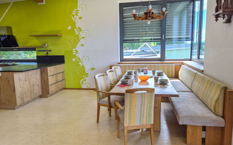 Villa Techelsberg: Mobilia, Interior Design, Pavimentazione, Parete, Legna, Cucina, Pavimento, Lampada, Soffitto, Illuminazione