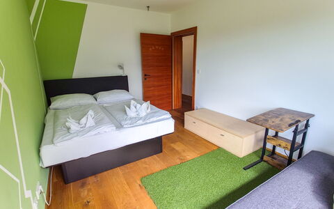 Villa Techelsberg: Legna, Pavimentazione, Pavimento, Interior Design, Mobilia, Camera Da Letto, Letto, Telaio Del Letto, Camera, Soffitto
