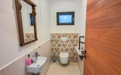 Villa Techelsberg: Bagno, Idraulico Fixture, Pavimentazione, Toilet Seat, Pavimento, Lavandino Del Bagno, Gabinetto, Rubinetto, Interior Design, Idraulico