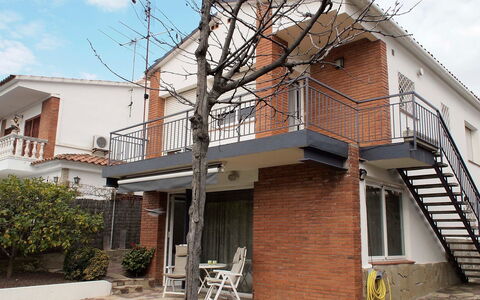 Estiu: Proprietà, Casa, Zona Residenziale, Costruzione, Quartiere, Casa, Immobiliare, Architettura, Facciata, Balcone