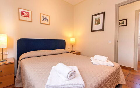 Estiu: Camera Da Letto, Letto, Camera, Mobilia, Lenzuolo, Proprietà, Bedding, Telaio Del Letto, Materasso, Interior Design