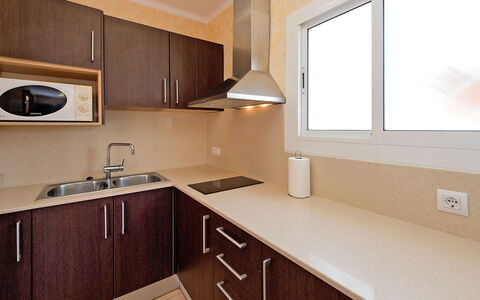 Estiu: Controsoffitto, Camera, Proprietà, Mobilia, Cabinetry, Cucina, Interior Design, Lavello, Costruzione, Pavimento