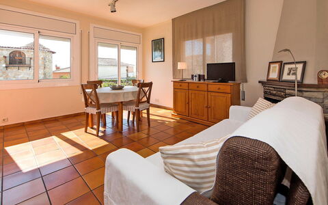 Estiu: Camera, Proprietà, Mobilia, Interior Design, Costruzione, Pavimento, Immobiliare, Latifoglie, Soggiorno, Casa