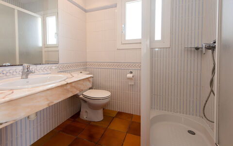 Estiu: Bagno, Proprietà, Camera, Piastrella, Pavimento, Immobiliare, Architettura, Interior Design, Idraulico Fixture, Vasca Da Bagno