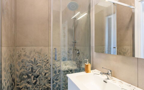 Sanremo 717: Bagno, Pavimentazione, Idraulico Fixture, Interior Design, Pavimento, Piastrella, Idraulico, Rubinetto, Mobiletto Del Bagno, Camera