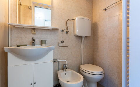 Sanremo 717: Bagno, Idraulico Fixture, Lavandino Del Bagno, Lavello, Pavimentazione, Pavimento, Gabinetto, Interior Design, Toilet Seat, Rubinetto