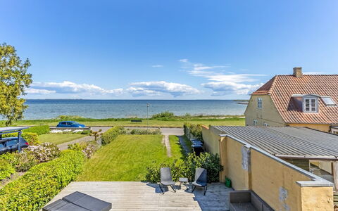 Ilze - 20M from the Sea: Tetto, Casa, Casa, Villetta, Porta, Raccordo, Deck, Portico, Plank, Latifoglie