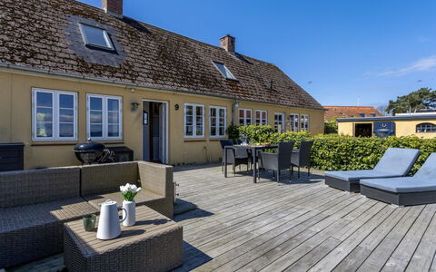 Ilze - 20M from the Sea: Tetto, Casa, Casa, Villetta, Porta, Raccordo, Deck, Portico, Plank, Latifoglie