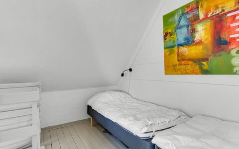 Ilze - 20M from the Sea: Tetto, Casa, Casa, Villetta, Porta, Raccordo, Deck, Portico, Plank, Latifoglie