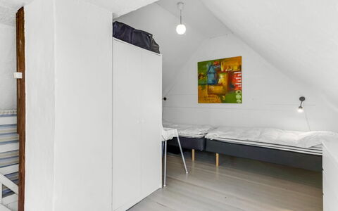 Ilze - 20M from the Sea: Tetto, Casa, Casa, Villetta, Porta, Raccordo, Deck, Portico, Plank, Latifoglie