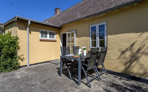 Ilze - 20M from the Sea: Tetto, Casa, Casa, Villetta, Porta, Raccordo, Deck, Portico, Plank, Latifoglie