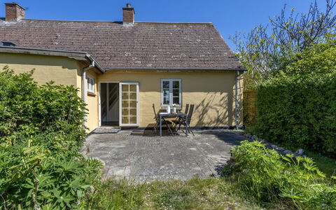 Ilze - 20M from the Sea: Tetto, Casa, Casa, Villetta, Porta, Raccordo, Deck, Portico, Plank, Latifoglie