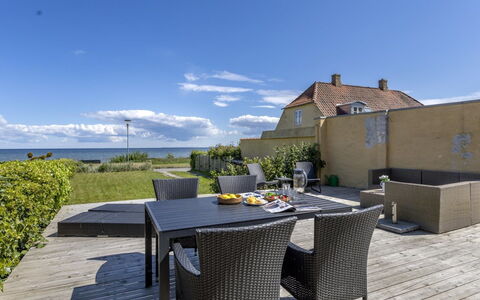 Ilze - 20M from the Sea: Tetto, Casa, Casa, Villetta, Porta, Raccordo, Deck, Portico, Plank, Latifoglie