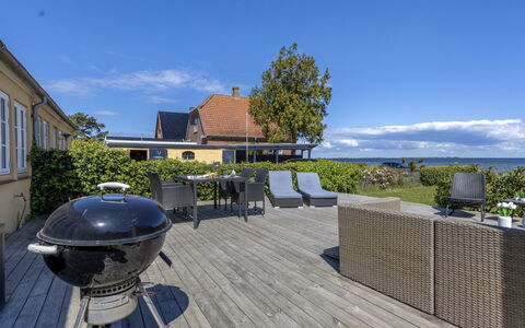 Ilze - 20M from the Sea: Tetto, Casa, Casa, Villetta, Porta, Raccordo, Deck, Portico, Plank, Latifoglie