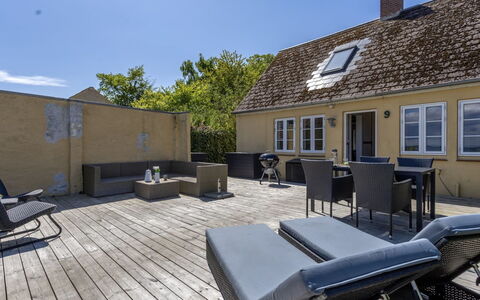 Ilze - 20M from the Sea: Tetto, Casa, Casa, Villetta, Porta, Raccordo, Deck, Portico, Plank, Latifoglie