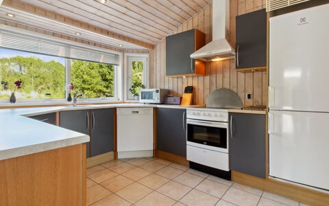 Kiowa - 4Km from the Sea: Cucina, Elettrodomestico Da Cucina, Controsoffitto, Interior Design, Apparecchio Major, Pavimentazione, Legna, Soffitto, Cabinetry, Pavimento