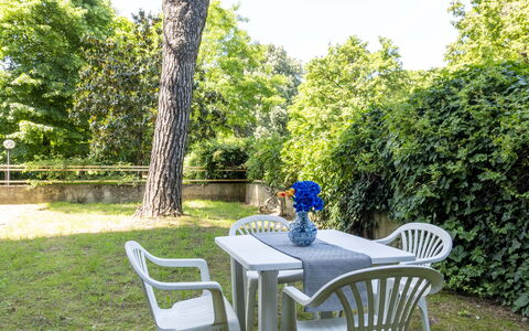 Suite Vogel: Mobilia, Mobili Da Esterno, Sedia, Shade, Giardino, Tavolo Esterno, Prato, Backyard, Cortile, Landscaping