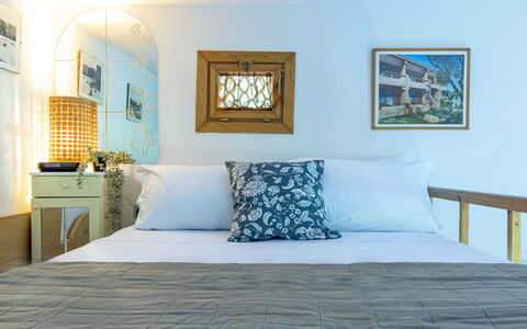 Suite Vogel: Mobilia, Letto, Interior Design, Bedding, Camera Da Letto, Lenzuolo, Parete, Cuscino, Camera, Pavimento
