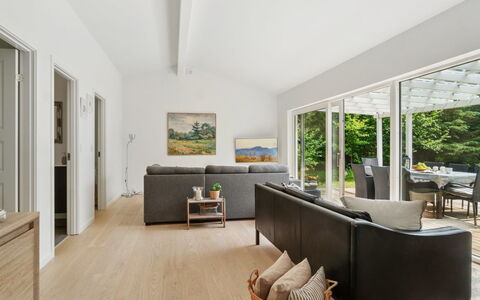Fridborg - 425M from the Sea: Vegetazione, Arbusto, Primavera, Villetta, Giardino, Shade, Backyard, Cortile, Sedia