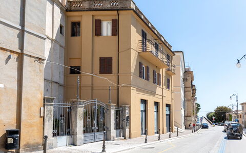 Operapartment: Appartamento, Materiale Composito, Urban Design, Porta, Calcestruzzo, Condominio, Balcone