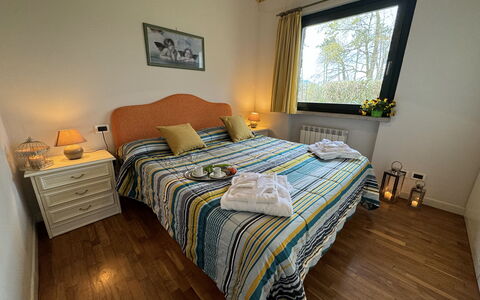 Green Hills 13: Mobilia, Interior Design, Legna, Letto, Camera, Camera Da Letto, Tessile, Biancheria, Pavimento, Illuminazione