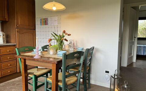 Green Hills 13: Mobilia, Interior Design, Pavimentazione, Sala Da Pranzo, Sedia, Tavolo, Legna, Cucina & Sala Da Pranzo Tavolo, Pavimento, Camera