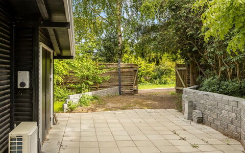 Afke - 660M from the Sea: Giardino, Groundcover, Shade, Backyard, Calcestruzzo, Passerella, Flagstone, Landscaping, Cortile, Edifici Giardino