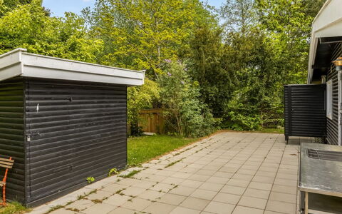 Afke - 660M from the Sea: Casa, Shade, Giardino, Raccordo, Villetta, Edifici Giardino, Cortile, Backyard, Driveway, Landscaping