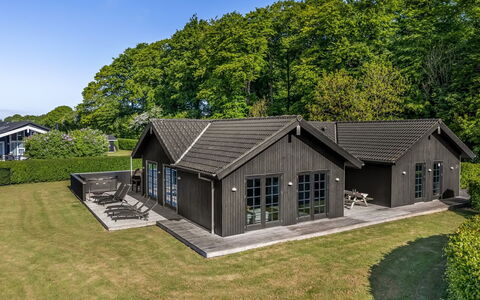 Annina - 250M from the Sea: Tetto, Casa, Casa, Villetta, Porta, Raccordo, Deck, Portico, Plank, Latifoglie