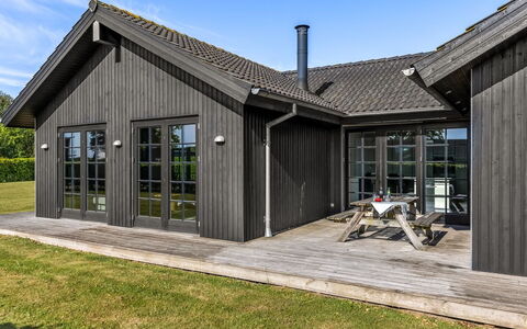 Annina - 250M from the Sea: Tetto, Casa, Casa, Villetta, Porta, Raccordo, Deck, Portico, Plank, Latifoglie