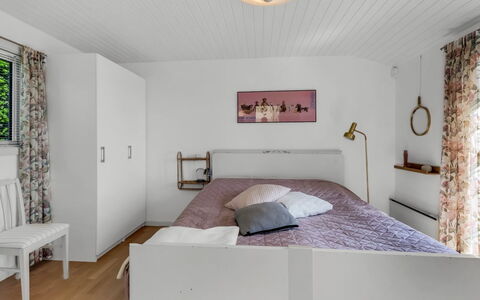 Tobias - 45M to the Fjord: Letto, Mobilia, Interior Design, Bedding, Camera Da Letto, Lenzuolo, Parete, Pavimentazione, Pavimento, Soffitto