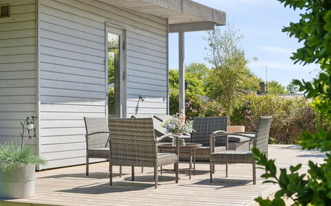 Bodulf - 300M from the Sea: Vegetazione, Arbusto, Primavera, Villetta, Giardino, Shade, Backyard, Cortile, Sedia