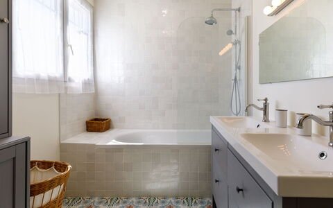 Charme de la Plage de Port Lin: Bagno, Interior Design, Pavimentazione, Parete, Idraulico Fixture, Pavimento, Mobiletto Del Bagno, Vasca Da Bagno, Lavello, Soffitto